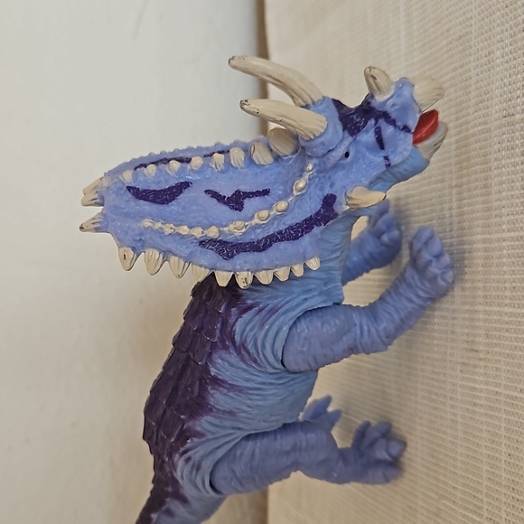 Dinosaur Triceratop Action Figure - Picture 4 of 8